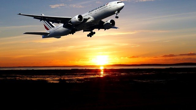 飛行機が飛んでいる様子